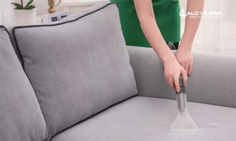 Bạn có thể sử dụng máy giặt cầm tay tại nhà để vệ sinh vết dầu mỡ trên ghế