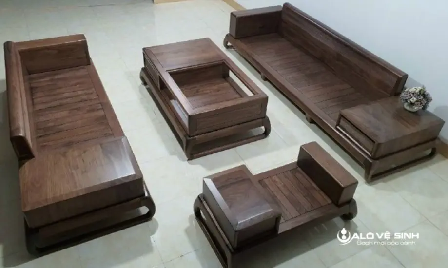 Sofa gỗ bị bẩn theo thời gian do nhiều nguyên nhân.