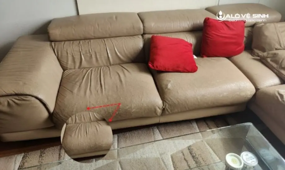 Sử dụng nhiệt là một cách hay để xử lý tình trạng ghế sofa da bị nhăn.