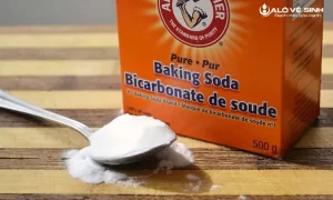 Rải baking soda trực tiếp giúp khử mùi hôi cho sofa hiệu quả tốt