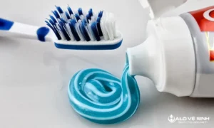 Tẩy vết mực trên áo trắng bằng kem đánh răng