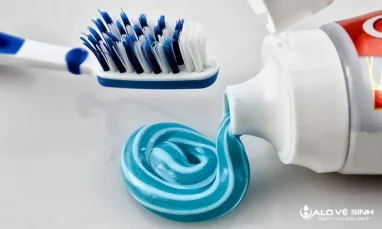 Tẩy vết mực trên áo trắng bằng kem đánh răng