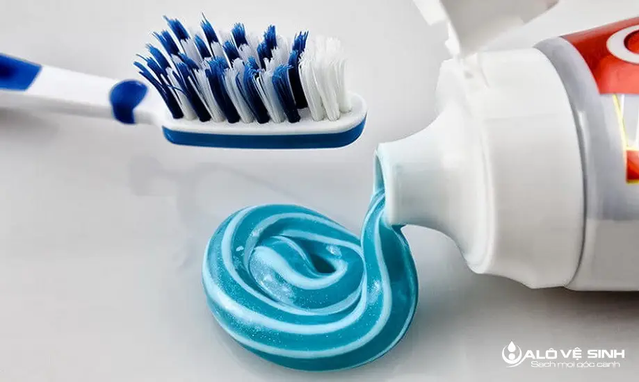 Cách khử mùi nôn trên nệm hiệu quả bằng kem đánh răng
