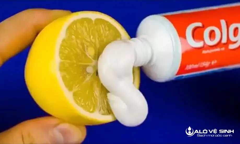Cách tẩy vết mực bút bi bằng kem đánh răng với nước chanh