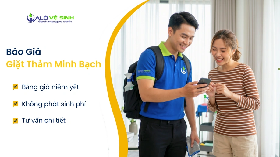Nhân viên kiểm tra chất liệu để báo giá giặt thảm Quận 12
