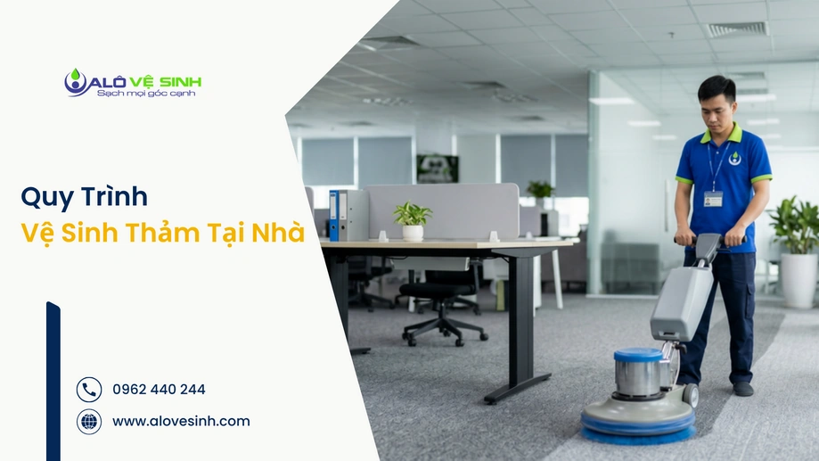 Nhân viên dùng máy hút nước bẩn để vệ sinh thảm tại nhà Bình Chánh