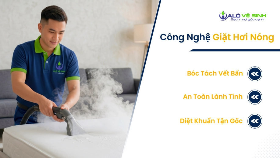Nhân viên dùng hơi nóng để vệ sinh nệm Tân Phú tại nhà